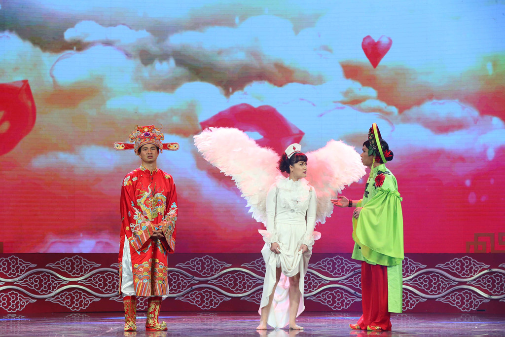 Táo Y tế đeo cánh thiên thần, Tự Long không ngừng livestream